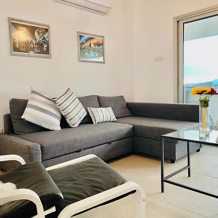 Panoramic Seaside Getaway, 2-Br Penthouse Apartamento Larnaca Exterior foto