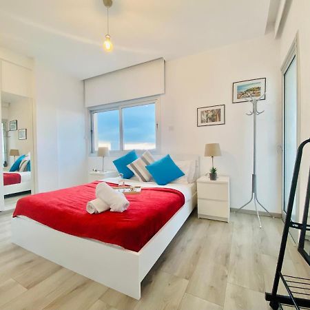 Panoramic Seaside Getaway, 2-Br Penthouse Apartamento Larnaca Exterior foto