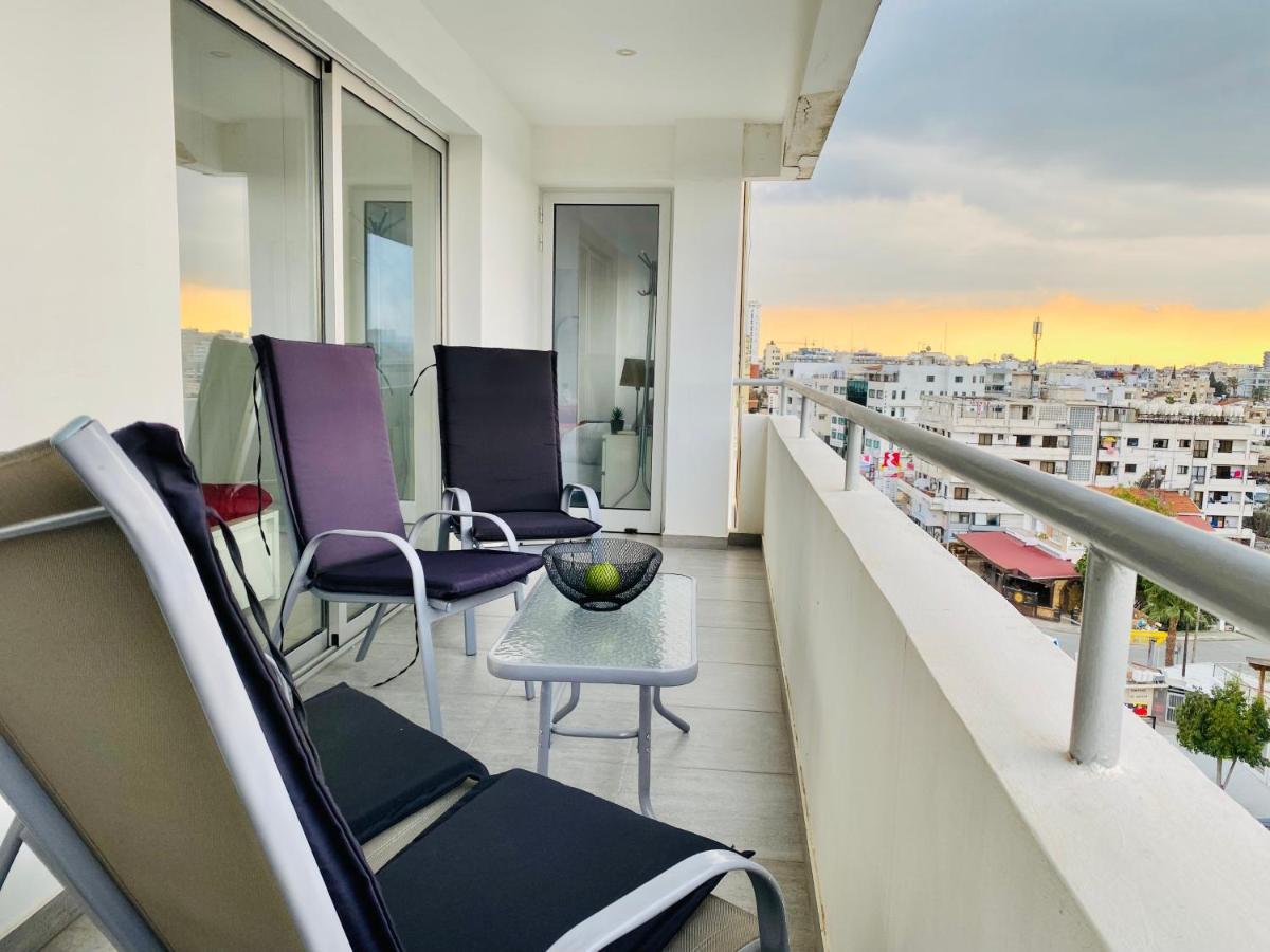 Panoramic Seaside Getaway, 2-Br Penthouse Apartamento Larnaca Exterior foto