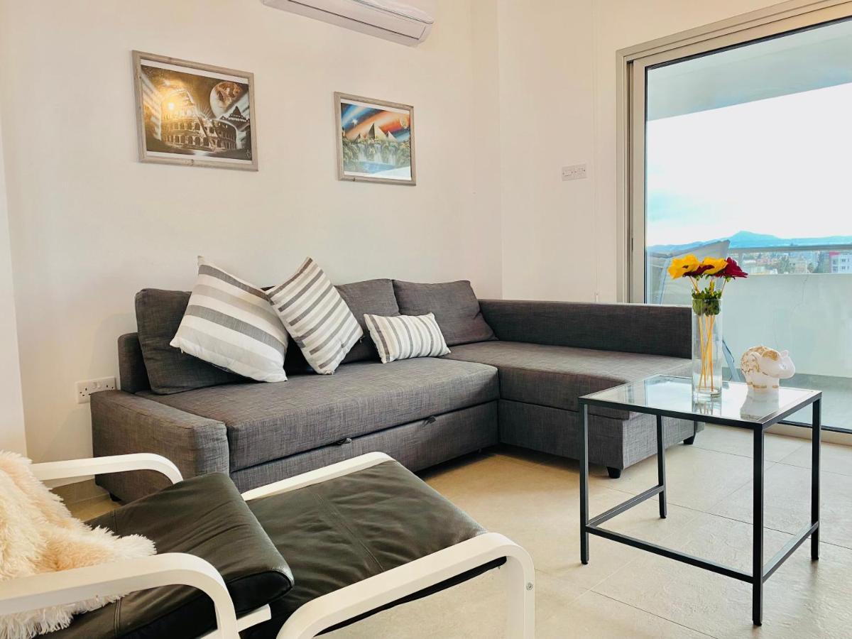 Panoramic Seaside Getaway, 2-Br Penthouse Apartamento Larnaca Exterior foto