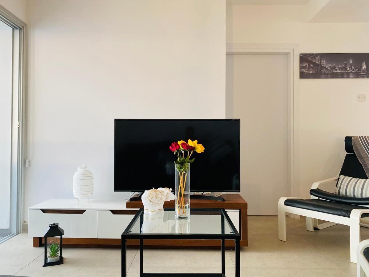 Panoramic Seaside Getaway, 2-Br Penthouse Apartamento Larnaca Exterior foto