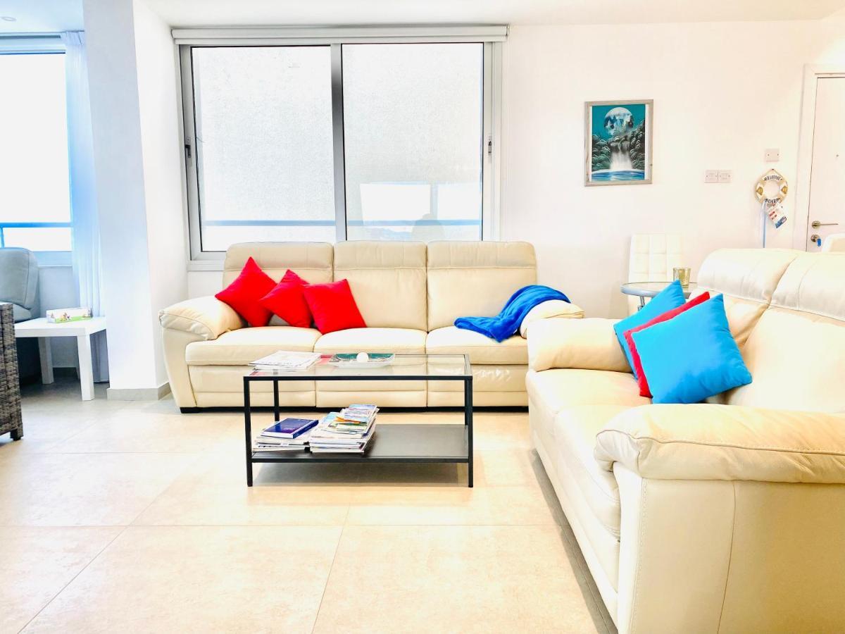 Panoramic Seaside Getaway, 2-Br Penthouse Apartamento Larnaca Exterior foto