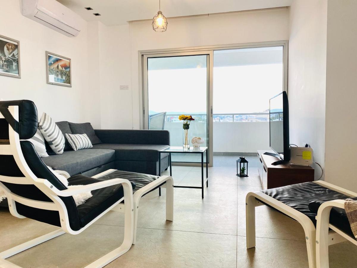 Panoramic Seaside Getaway, 2-Br Penthouse Apartamento Larnaca Exterior foto