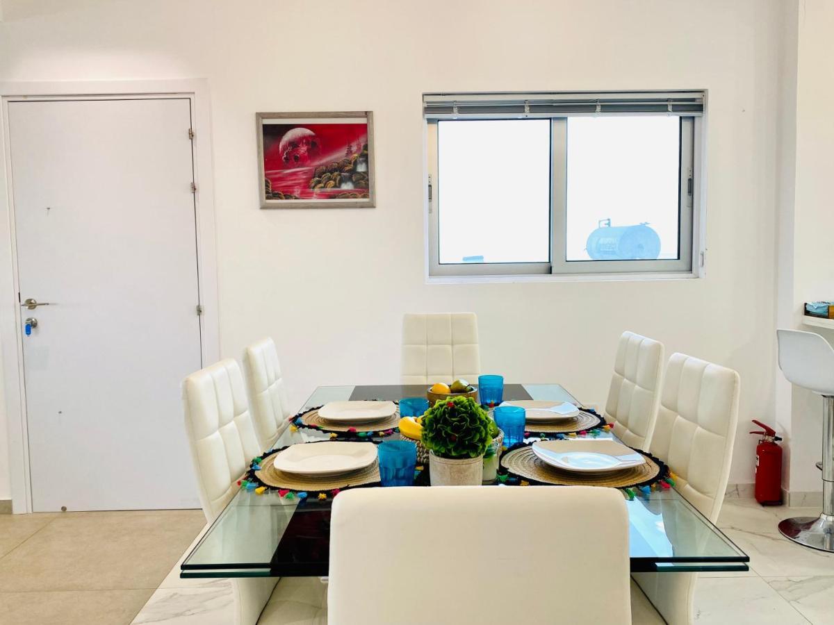 Panoramic Seaside Getaway, 2-Br Penthouse Apartamento Larnaca Exterior foto