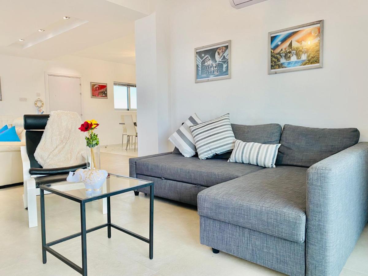 Panoramic Seaside Getaway, 2-Br Penthouse Apartamento Larnaca Exterior foto